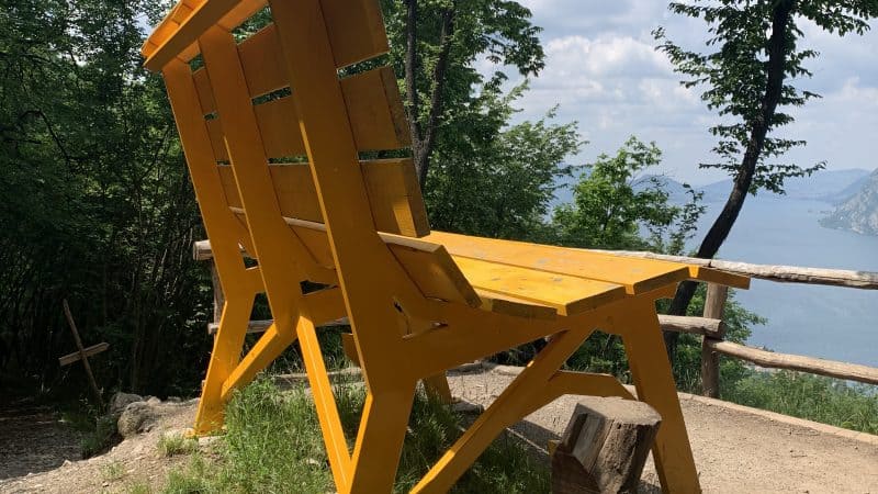 The giant benches on Lake Iseo – Brescia